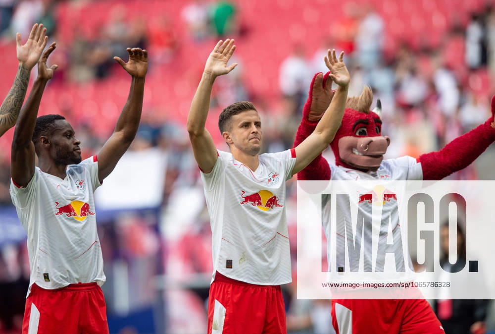 Soccer, Men, Season 2025 2026, 1 Bundesliga 2 Matchday , RasenBallsport Leipzig 1 FC Heidenheim, f l Ridle Baku Leipzig , Christoph Baumgartner Leipzig , Mascot Bulli, Cheering after the final whistle, 30 08 2025,