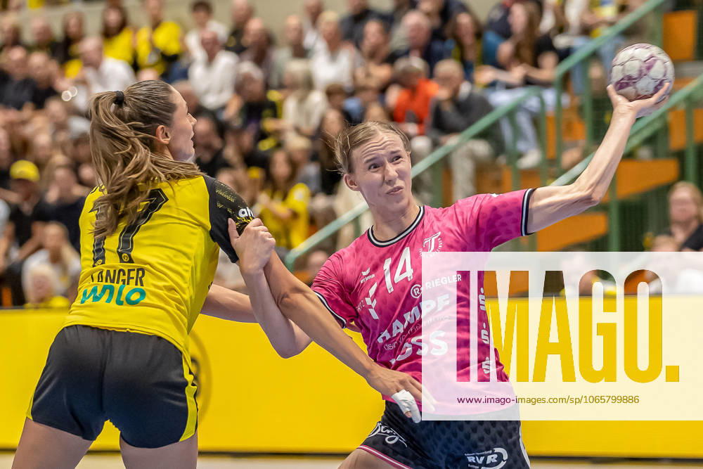 Alicia Langer Borussia Dortmund, 17 vs Klara Schlegel TuS Metzingen, 14 GER, Borussia Dortmund vs TuS Metzingen, Handball, ALSCO Womens Bundesliga, Season 2025 2026, 1 Matchday, 30 08 2025 GER, Borussia Dortmund vs TuS Metzingen, Handball, ALSCO Womens Bundesliga, Season 2025 2026, 1 Matchday, 30 08 2025 Dortmund