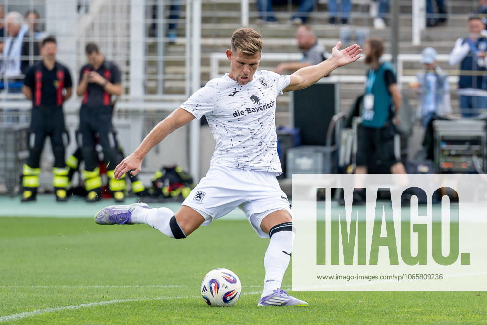 Florian Niederlechner TSV 1860 Muenchen, 07 beim Aufwaermen GER, TSV 1860 Muenchen vs VfB Stuttgart II U21, Soccer, 3 Bundesliga, Matchday 4, Season 2025 2026, 30 08 2025 GER, TSV 1860 Muenchen vs VfB Stuttgart II U21, Football, 3 Bundesliga, Matchday 4, Season 2025 2026, 30 08 2025 Muenchen