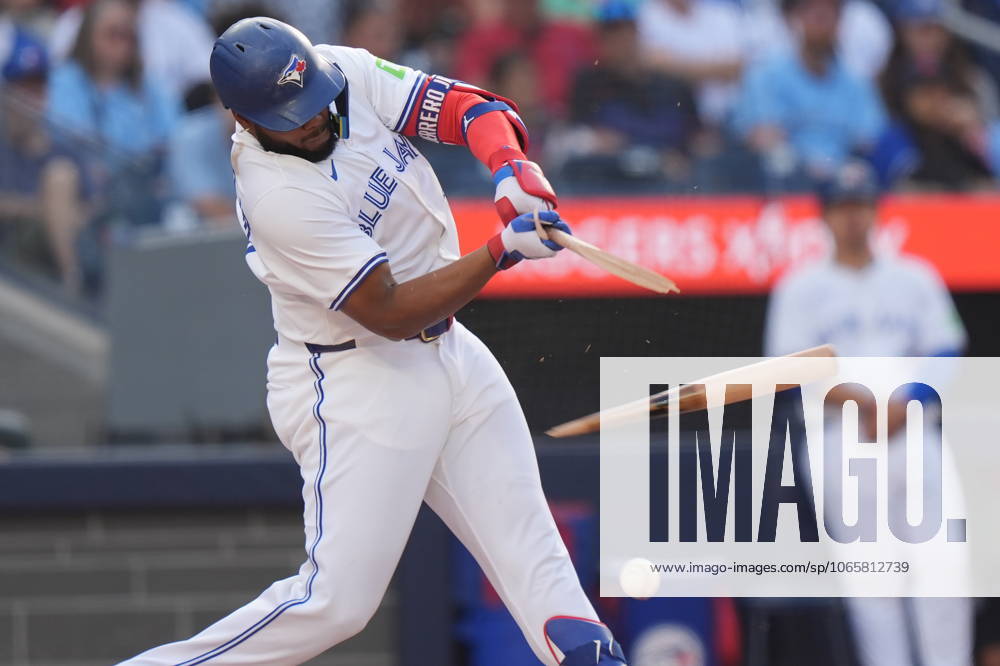 Toronto Blue Jays first base Vladimir Guerrero Jr. (27) breaks his bat on throw from Milwaukee Brewers pitcher Abner Uribe during ninth inning MLB, Baseball Herren, USA baseball action in Toronto on Saturday, August 30, 2025. Canada News - August 30, 2025 - ZUMAc35_ 20250830_zaf_c35_033