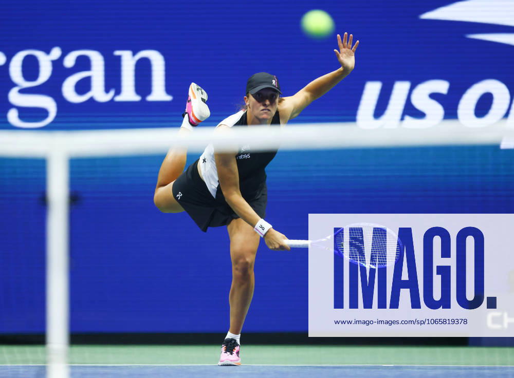 2025 US Open Tennis Championships, Day Seven, Billy Jean-King Tennis Centre, Flushing Meadows, New York, USA, 31 08 2025 Iga Swiatek (POL)in action during her third round match against Anna Kalinskaya in the 2025 US Open at Flushing Meadows New York Billy Jean King Tennis Centre, Flushing Meadows New York USA