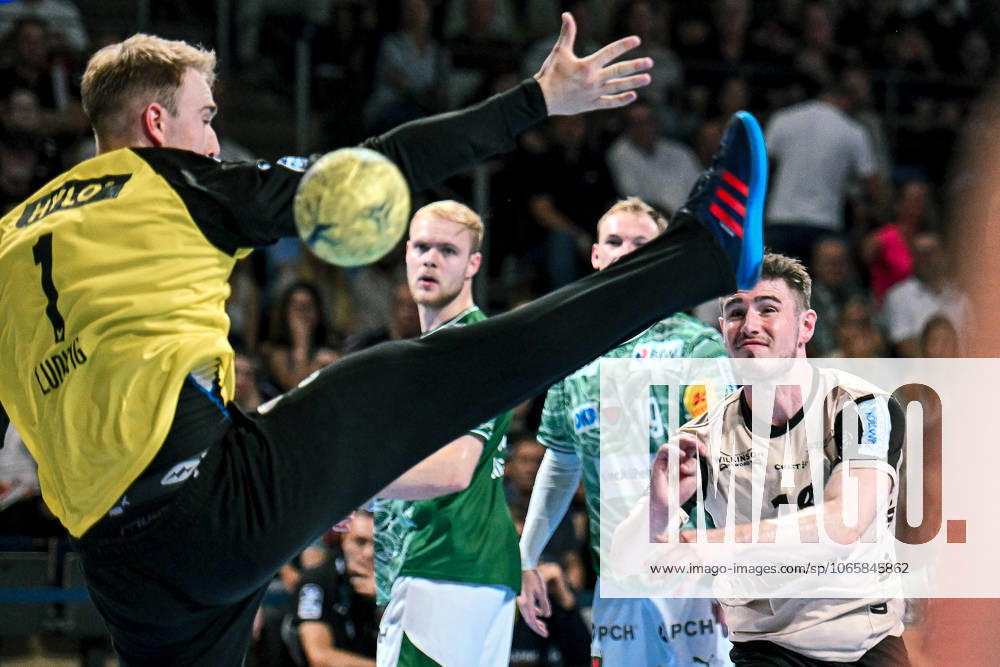 Handball Daikin HBL, Fuechse Berlin Bergischer HC v l Lasse Ludwig Fuechse Berlin , Yannick Fraatz Bergischer HC wirft Tor, Torschuetze, erzielt Tor, Treffer, scores the goal Berlin Daniel Lakomski