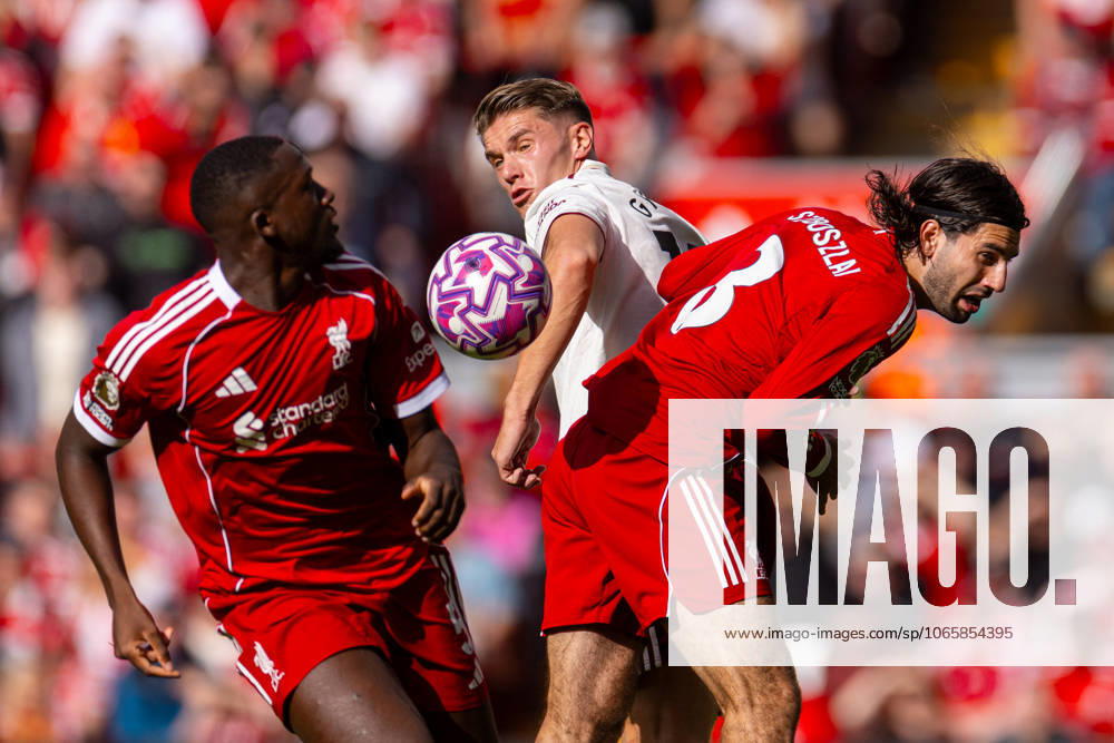 Football - FA Premier League - Liverpool FC v Arsenal FC LIVERPOOL, ENGLAND - Sunday, August 31, 2025: Liverpool s Dominik Szoboszlai is challenged by Arsenal s Viktor Gyökeres during the FA Premier League match between Liverpool FC and Arsenal FC at Anfield. (Photo by David Rawcliffe Propaganda) LIVERPOOL Anfield MERSEYSIDE ENGLAND