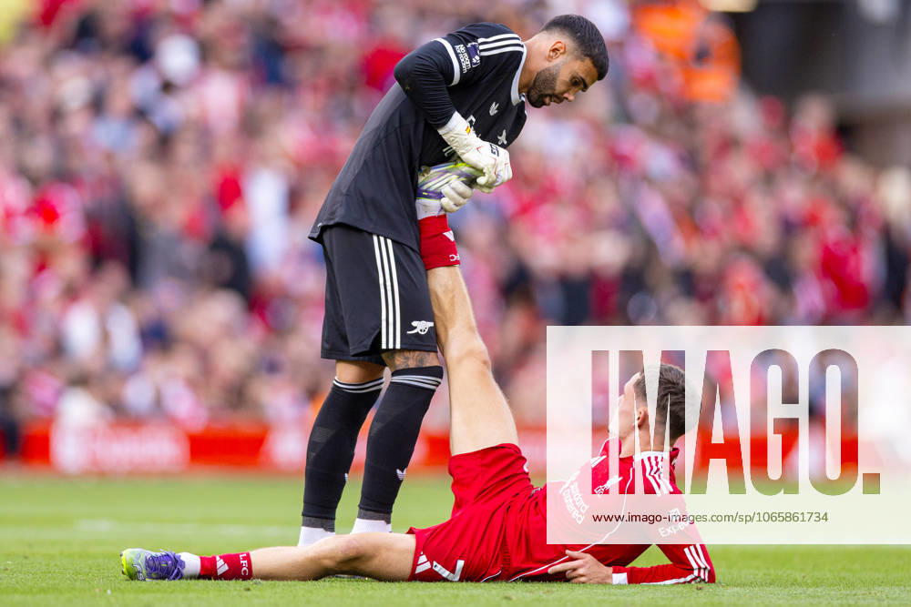 Football - FA Premier League - Liverpool FC v Arsenal FC LIVERPOOL, ENGLAND - Sunday, August 31, 2025: Liverpool s Florian Wirtz being treated by Arsenal s goalkeeper David Raya for cramp during the FA Premier League match between Liverpool FC and Arsenal FC at Anfield. (Photo by David Rawcliffe Propaganda) LIVERPOOL Anfield MERSEYSIDE ENGLAND
