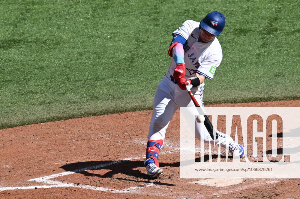 Toronto Blue Jays catcher Tyler Heineman (55) hits an RBI double against the Milwaukee Brewers in fifth inning MLB, Baseball Herren, USA action in Toronto on Sunday, Aug. 31, 2025. Tyler Heineman - ZUMAc35_ 20250831_zaf_c35_041