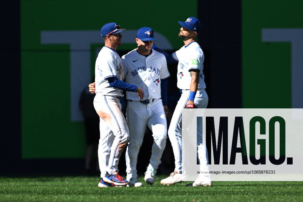 Toronto Blue Jays, from left, Myles Straw, Daulton Varsho and Nathan Lukes celebrate their team s victory over the Milwaukee Brewers in MLB, Baseball Herren, USA baseball game action in Toronto on Sunday, Aug. 31, 2025. Myles Straw, Daulton Varsho, Nathan Lukes - ZUMAc35_ 20250831_zaf_c35_046