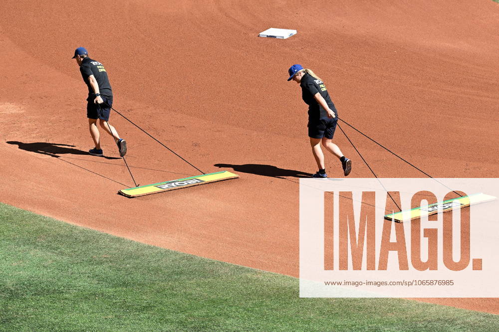 Toronto Blue Jays grounds crew grooms the infield between the third and fourth innings of the game between the Blue Jays and the Milwaukee Brewers in Toronto on Sunday, Aug. 31, 2025. Canada News - August 31, 2025 - ZUMAc35_ 20250831_zaf_c35_032
