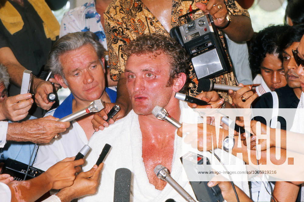 Boxing - World Heavyweight Championship (WBC & WBA) Title Fight - Muhammad Ali vs. Joe Bugner 30 06 1975 The post-fight press conference, PK, Pressekonferenz with Joe Bugner and trainer in Kuala Lumpur, Malaysia.