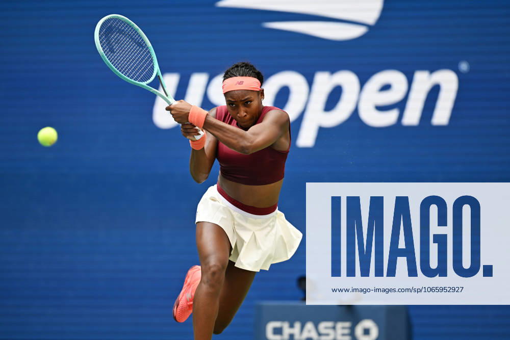 (250902) -- NEW YORK, Sept. 2, 2025 -- Osaka Naomi of Japan hits a return during the women s singles fourth round match against Coco Gauff of the United States at the 2025 US Open tennis championships in New York, the United States, Sept. 1, 2025. ) (SP)U.S.-NEW YORK-TENNIS-US OPEN-WOMEN S SINGLES-OSAKA VS GAUFF LixRui