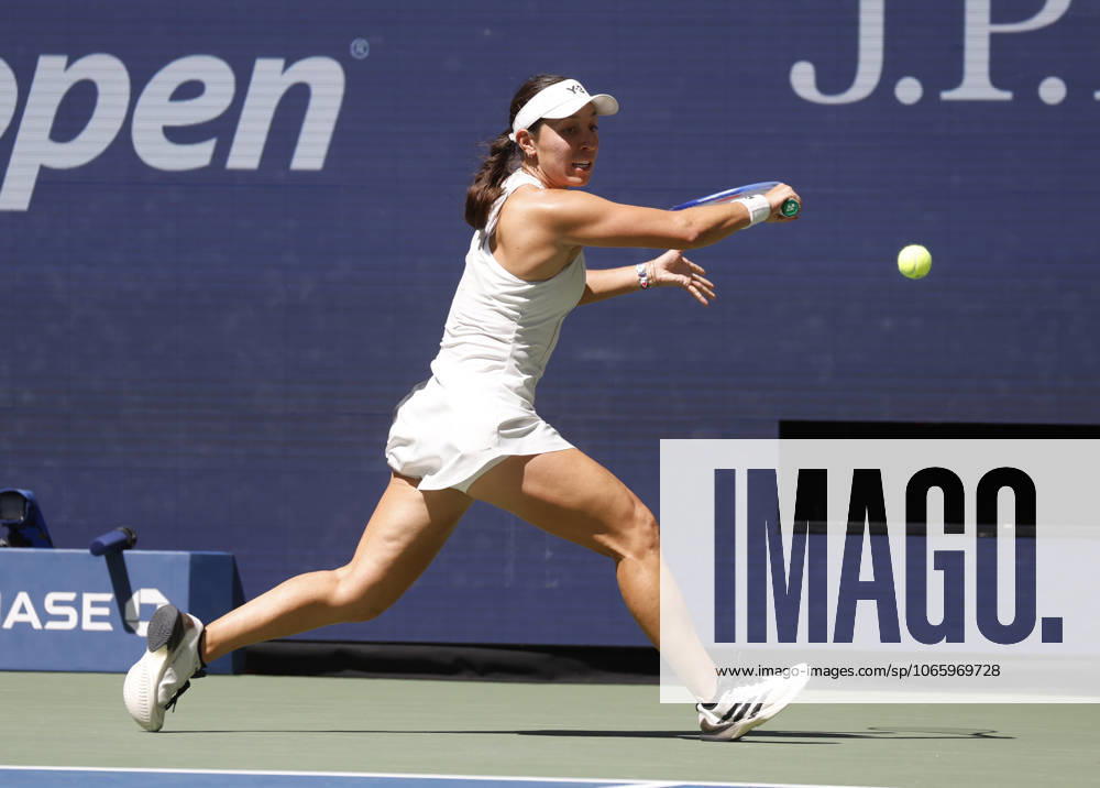 Jessica Pegula returns a ball to Barbora.Krejcikova Czechia before defeating her in straight sets in their quarterfinal match in Arthur Ashe Stadium on day 8 at the 2025 US Open Tennis Championship at the USTA Billie Jean King National Tennis Center in New York City on Tuesday, September 2, 2025. NYP20250902108 JOHNxANGELILLO