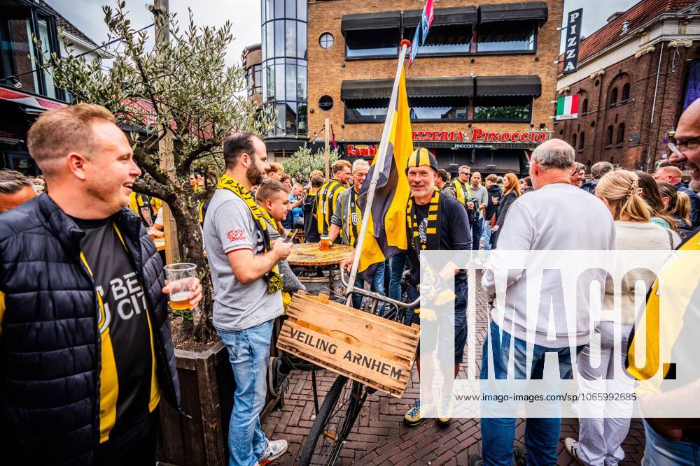 ARNHEM - Fans at the Korenmarkt square celebrate Vitesse regaining its professional license. The Arnhem Court of Appeal ruled in favor of the Arnhem football club in its appeal against the revoked professional license. ANP ROLAND HEITINK netherlands out - belgium out IVx 534887172 originalFilename: 0832342699st