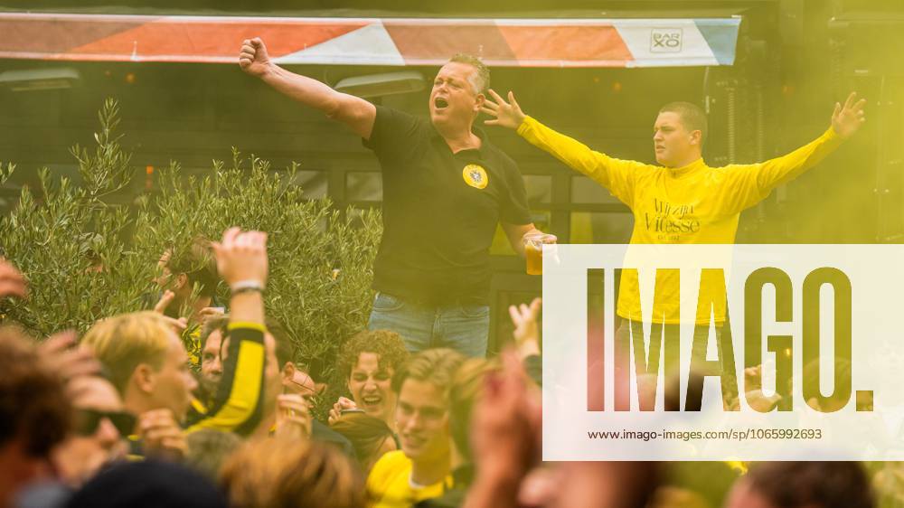 ARNHEM - Fans at the Korenmarkt square celebrate Vitesse regaining its professional license. The Arnhem Court of Appeal ruled in favor of the Arnhem football club in its appeal against the revoked professional license. ANP ROLAND HEITINK netherlands out - belgium out IVx 534887204 originalFilename: 0832342703st