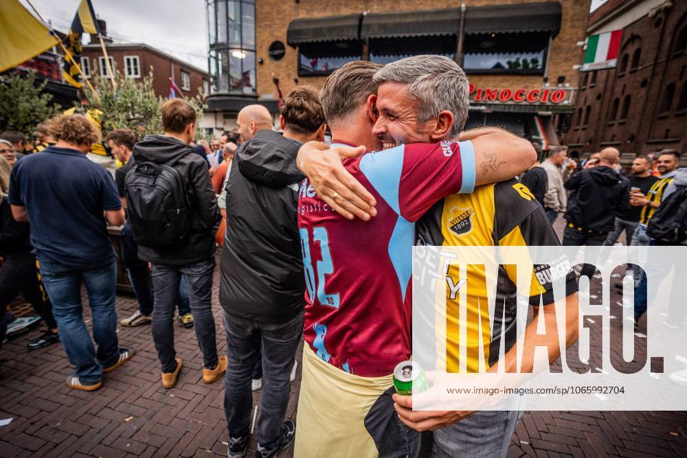ARNHEM - Fans at the Korenmarkt square celebrate Vitesse regaining its professional license. The Arnhem Court of Appeal ruled in favor of the Arnhem football club in its appeal against the revoked professional license. ANP ROLAND HEITINK netherlands out - belgium out IVx 534887220 originalFilename: 0832342705st