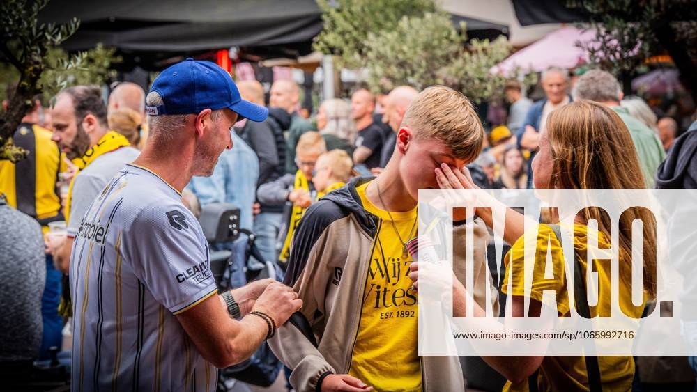 ARNHEM - Fans at the Korenmarkt square celebrate Vitesse regaining its professional license. The Arnhem Court of Appeal ruled in favor of the Arnhem football club in its appeal against the revoked professional license. ANP ROLAND HEITINK netherlands out - belgium out IVx 534887127 originalFilename: 0832343024st
