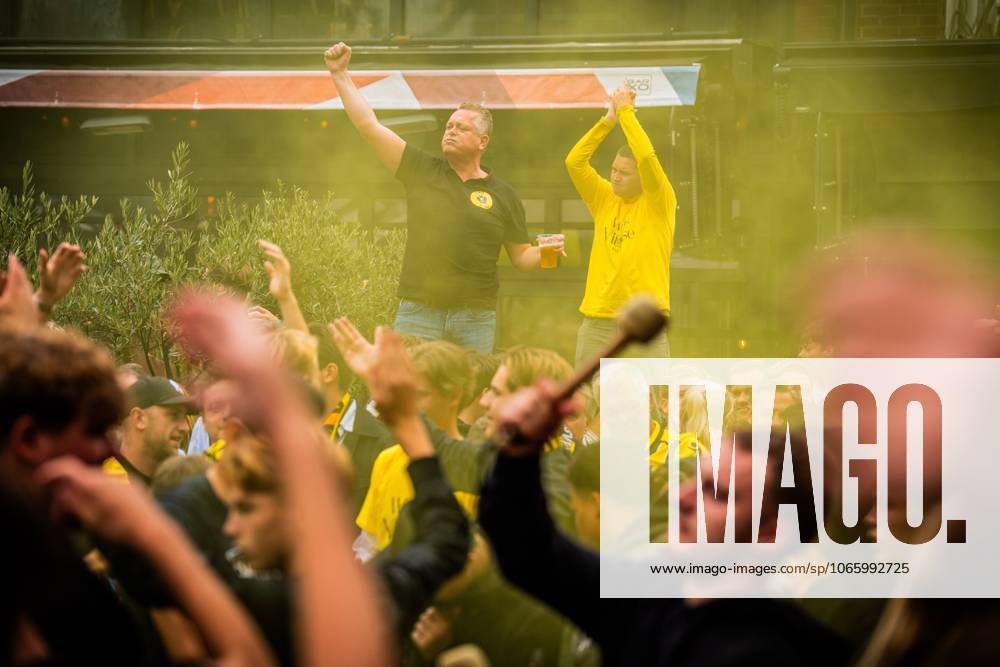 ARNHEM - Fans at the Korenmarkt square celebrate Vitesse regaining its professional license. The Arnhem Court of Appeal ruled in favor of the Arnhem football club in its appeal against the revoked professional license. ANP ROLAND HEITINK netherlands out - belgium out IVx 534887142 originalFilename: 0832343043st