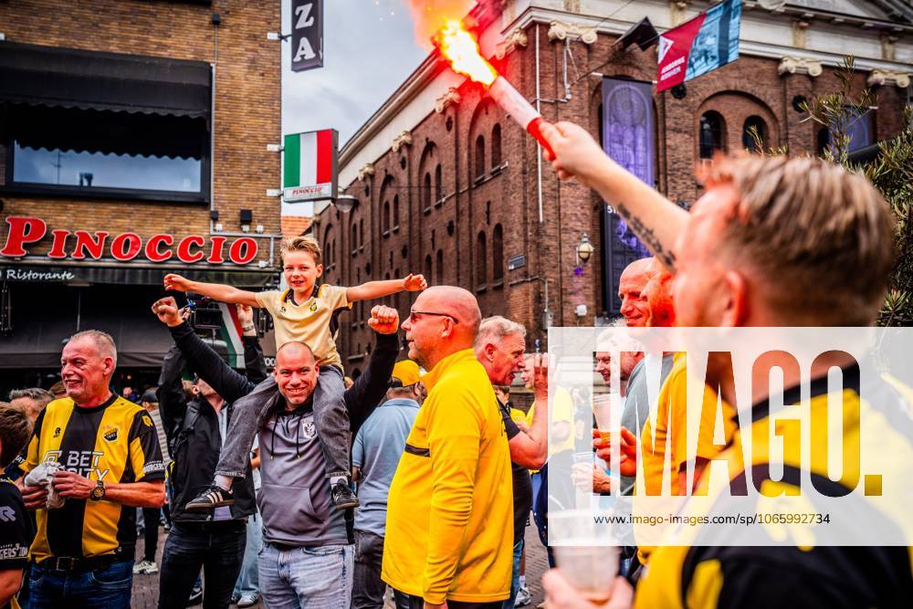 ARNHEM - Fans at the Korenmarkt square celebrate Vitesse regaining its professional license. The Arnhem Court of Appeal ruled in favor of the Arnhem football club in its appeal against the revoked professional license. ANP ROLAND HEITINK netherlands out - belgium out IVx 534887112 originalFilename: 0832343071st