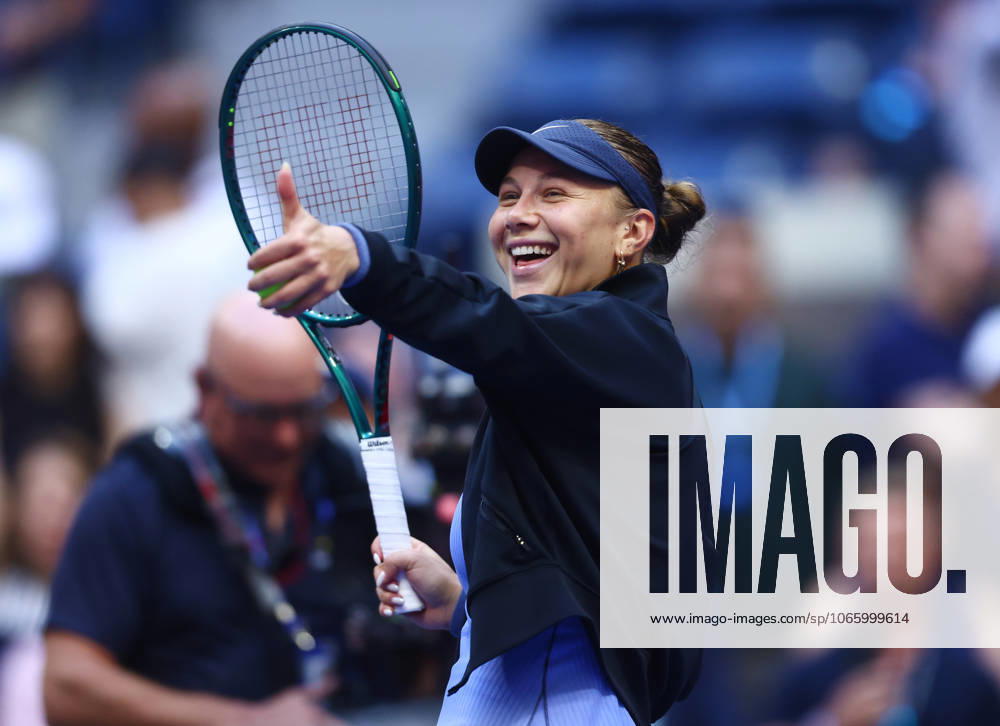 2025 US Open Tennis Championships, Day Eleven, Billy Jean-King Tennis Centre, Flushing Meadows, New York, USA, 03 09 2025 Amanda Anisimova (USA) gives a thumbs up to her team following her Quarter Final match win against Iga Swiatek (POL) in the 2025 US Open at Flushing Meadows New York Billy Jean King Tennis Centre, Flushing Meadows New York USA