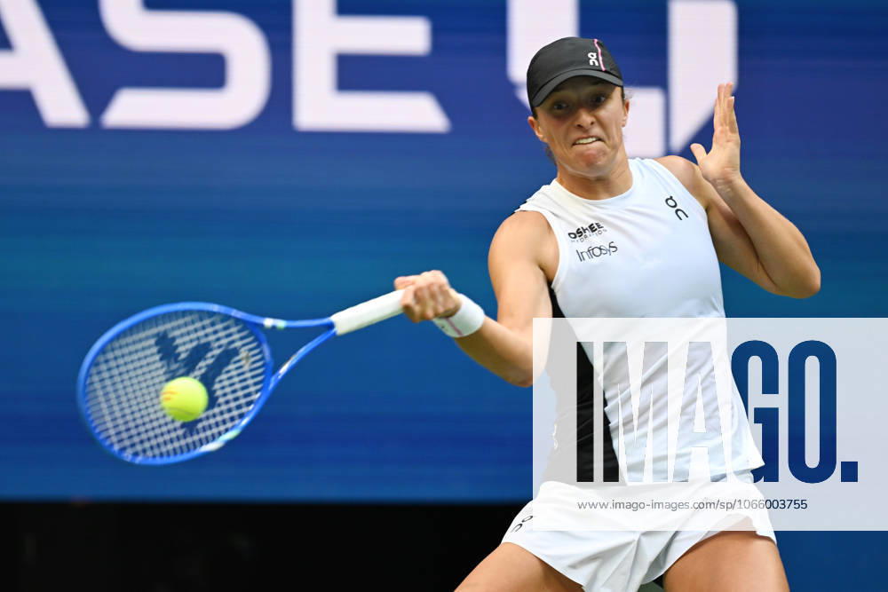 (250904) -- NEW YORK, Sept. 4, 2025 -- Iga Swiatek hits a return during the women s singles quarterfinal match between Amanda Anisimova of the United States and Iga Swiatek of Poland at the 2025 US Open tennis championships in New York, the United States, Sept. 3, 2025. ) (SP)U.S.-NEW YORK-TENNIS-US OPEN-WOMEN S SINGLES-QUARTERFINALS LixRui