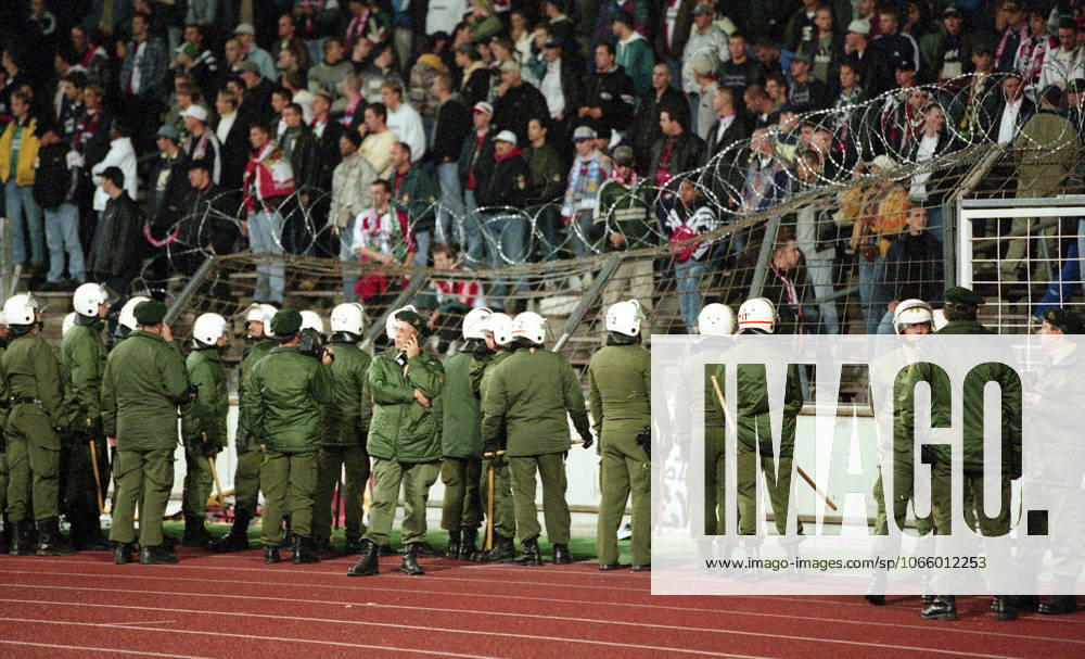 15 09 98 VfB Stuttgart Feyenoord Rotterdam Germany, Stuttgart, 15 09 1998, Football, UEFA Cup, VfB Stuttgart Feyenoord Rotterdam 1 3 Feyenoord Rotterdam Fans Ultras Hooligans Guest Block Fence Police