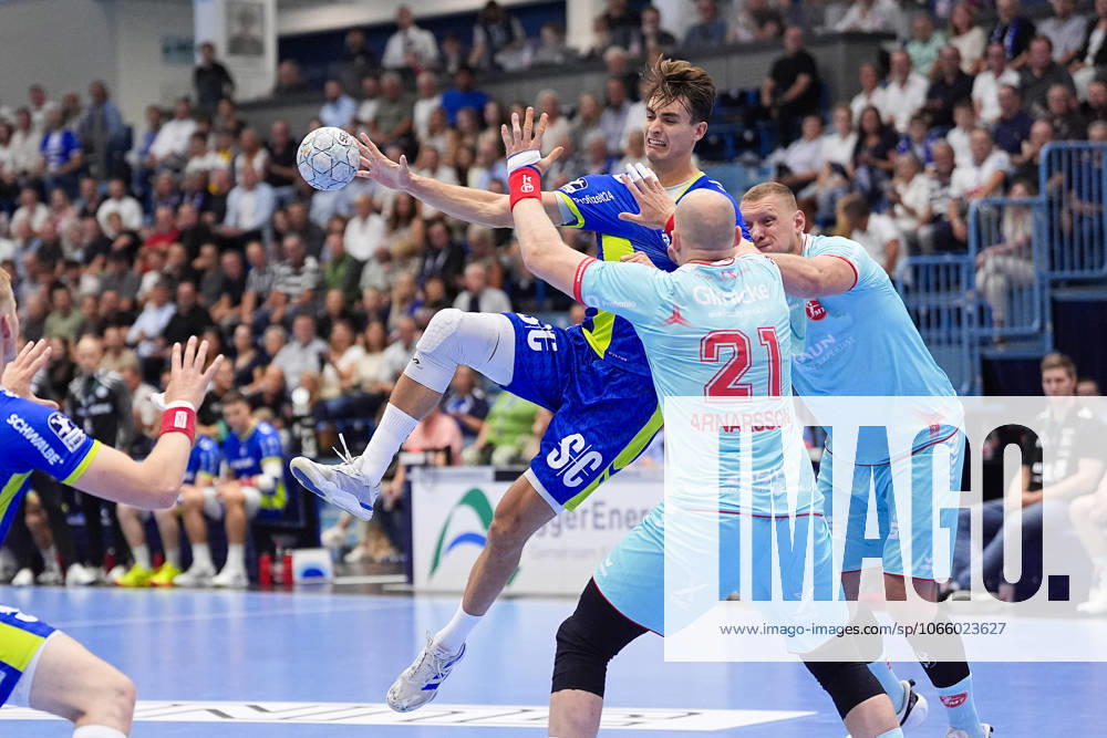 Handball, 1 HBL, VFL Gummersbach TM Melsungen, Schwalbe Arena Julian Koester VFL Gummersbach 7 in duel against Arnar Freyr Arnarsson MT Melsungen 21 and Dainis Kristopans MT Melsungen 10 Nordrhein Westfahlen Germany