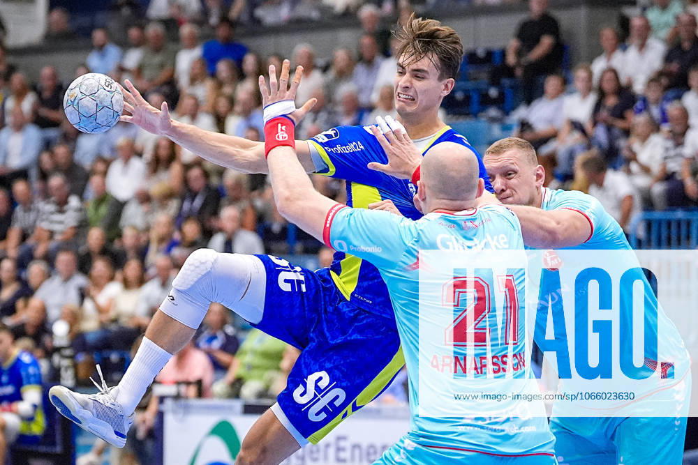 Handball, 1 HBL, VFL Gummersbach TM Melsungen, Schwalbe Arena Julian Koester VFL Gummersbach 7 in duel against Arnar Freyr Arnarsson MT Melsungen 21 and Dainis Kristopans MT Melsungen 10 Nordrhein Westfahlen Germany