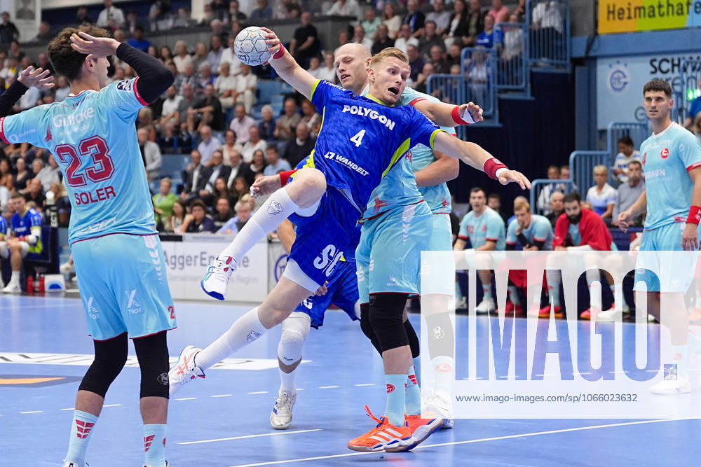 Handball, 1 HBL, VFL Gummersbach TM Melsungen, Schwalbe Arena Ellidi Vidarsson VFL Gummersbach 4 in duel against Arnar Freyr Arnarsson MT Melsungen 21 Nordrhein Westfahlen Germany
