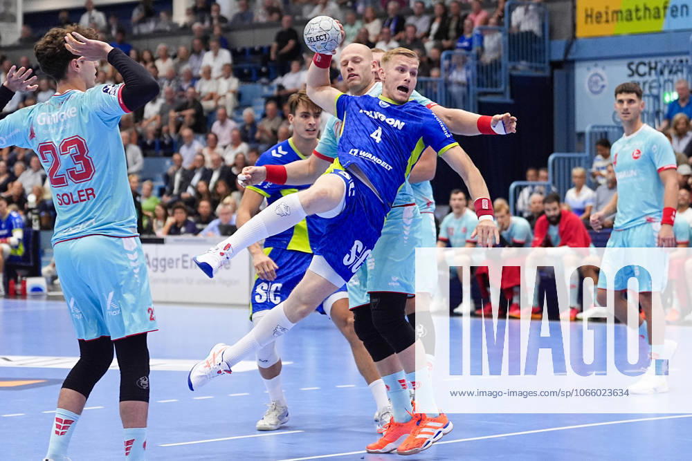 Handball, 1 HBL, VFL Gummersbach TM Melsungen, Schwalbe Arena Ellidi Vidarsson VFL Gummersbach 4 in duel against Arnar Freyr Arnarsson MT Melsungen 21 Nordrhein Westfahlen Germany