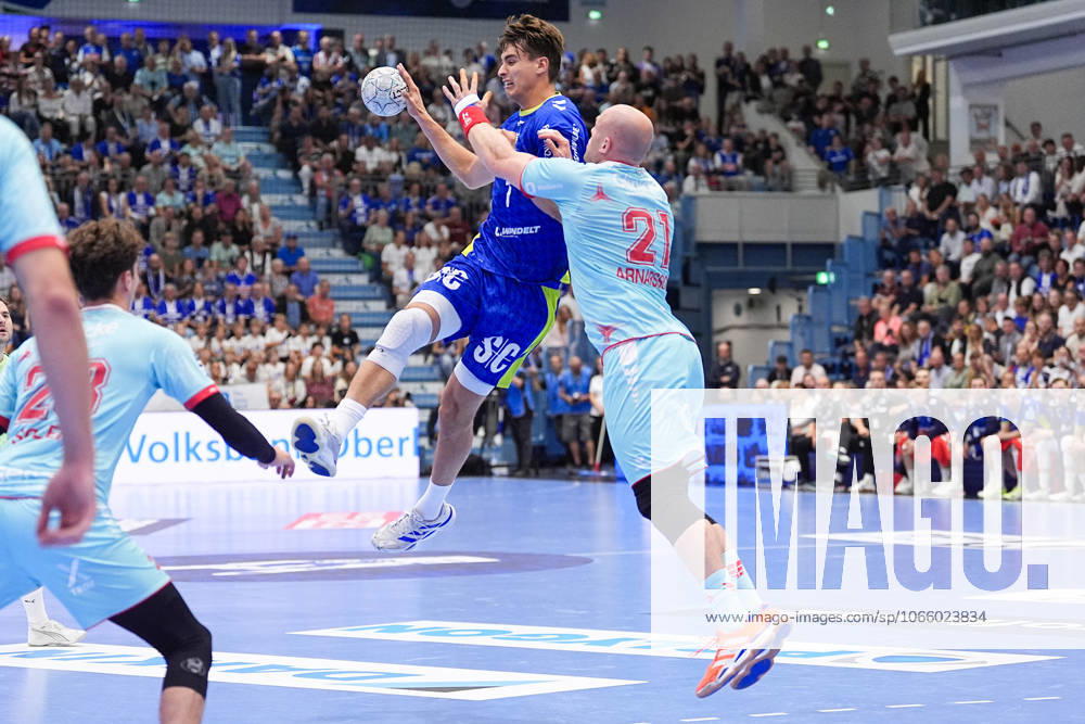 Handball, 1 HBL, VFL Gummersbach TM Melsungen, Schwalbe Arena Julian Koester VFL Gummersbach 7 in duel against Arnar Freyr Arnarsson MT Melsungen 21 Nordrhein Westfahlen Germany