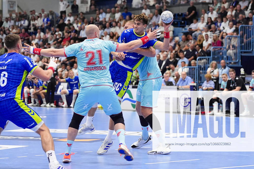 Handball, 1 HBL, VFL Gummersbach TM Melsungen, Schwalbe Arena Julian Koester VFL Gummersbach 7 in duel against Arnar Freyr Arnarsson MT Melsungen 21 and Dainis Kristopans MT Melsungen 10 Nordrhein Westfahlen Germany