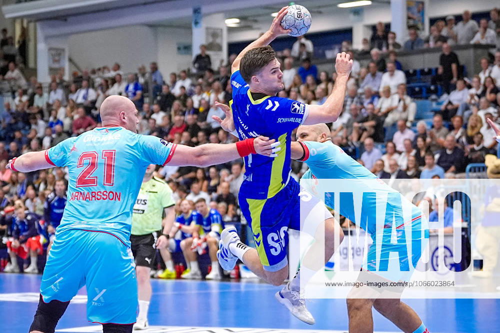 Handball, 1 HBL, VFL Gummersbach TM Melsungen, Schwalbe Arena Arnar Freyr Arnarsson MT Melsungen 21 and Adrian Sipos MT Melsungen 8 in a duel against Kay Smits VFL Gummersbach 31 North Rhine-Westphalia Germany