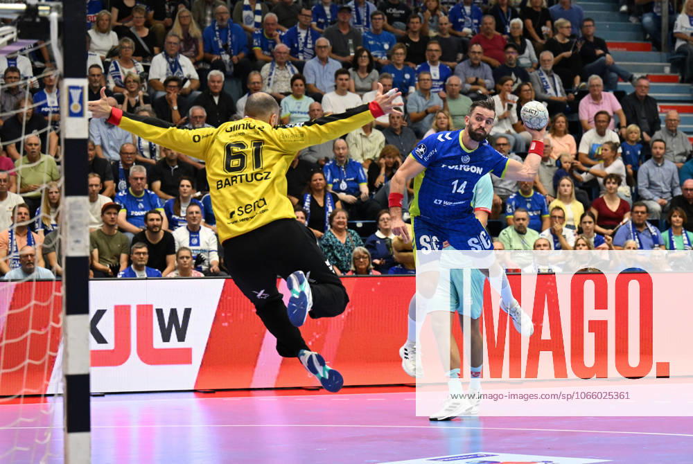 Teitur Einarsson VfL Gummersbach 14 vs Laszlo Bartucz MT Melsungen 61 GER, VfL Gummersbach vs MT Melsungen, Handball, Daikin 1 Bundesliga, Matchday 2, Season 2025 2026, 04 09 2025 GER, VfL Gummersbach vs MT Melsungen, Handball, Daikin 1 Bundesliga, Matchday 2, Season 2025 2026, 04 09 2025 Gummersbach