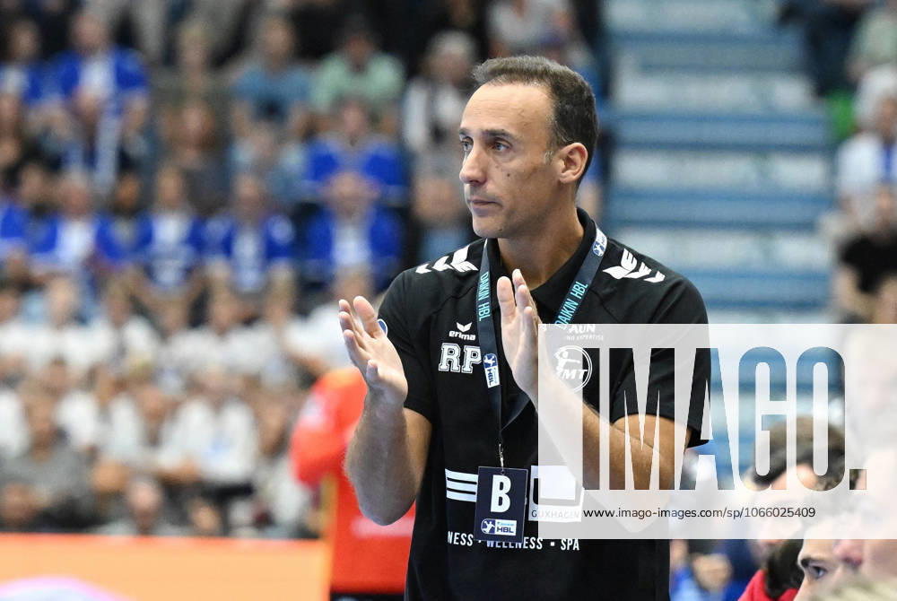Roberto Garcia Parrondo MT Melsungen coach cheers on his team GER, VfL Gummersbach vs MT Melsungen, Handball, Daikin 1 Bundesliga, Matchday 2, Season 2025 2026, 04 09 2025 GER, VfL Gummersbach vs MT Melsungen, Handball, Daikin 1 Bundesliga, Matchday 2, Season 2025 2026, 04 09 2025 Gummersbach