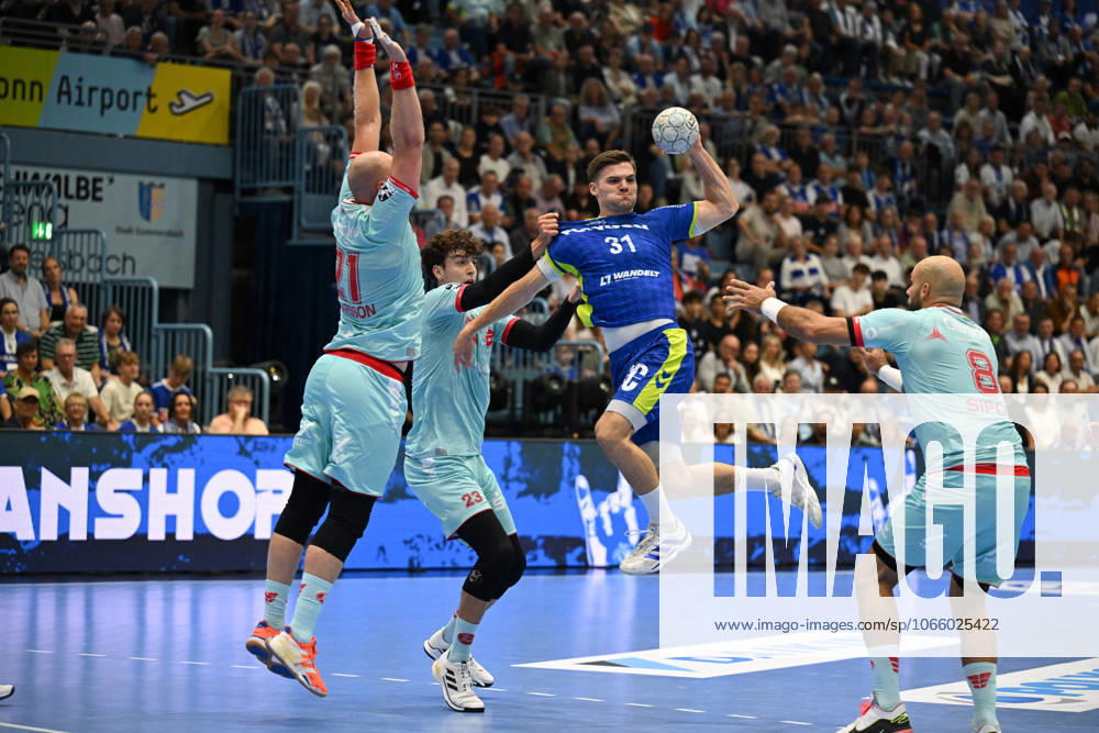 Kay Smits VfL Gummersbach 31 vs Arnar Freyr Arnarsson MT Melsungen 21 and Adrian Sipos MT Melsungen 8 GER, VfL Gummersbach vs MT Melsungen, Handball, Daikin 1 Bundesliga, Matchday 2, Season 2025 2026, 04 09 2025 GER, VfL Gummersbach vs MT Melsungen, Handball, Daikin 1 Bundesliga, Matchday 2, Season 2025 2026, 04 09 2025 Gummersbach