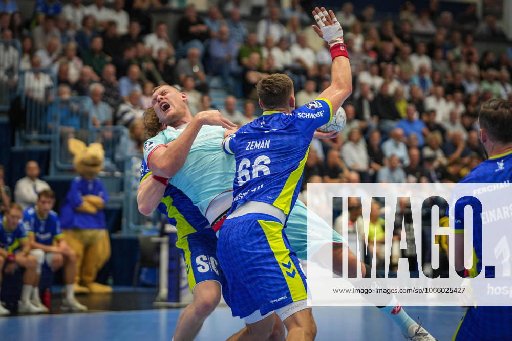 Daikin Handball Bundesliga, VfL Gummersbach MT Melsungen, 03 09 2025 Dainis Kristopans MT Melsungen, 10 in duel with Stepan Zeman VfL Gummersbach, 66 , Daikin Handball Bundesliga, VfL Gummersbach MT Melsungen, 03 09 2025, Schwalbe Arena, Gummersbach, Germany