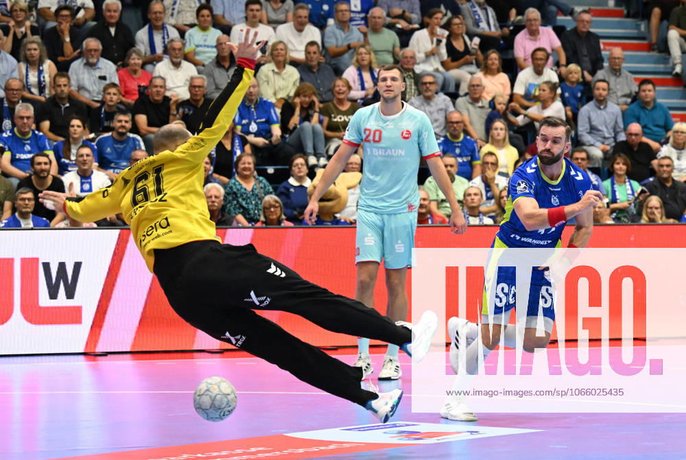 Teitur Einarsson VfL Gummersbach 14 vs Laszlo Bartucz MT Melsungen 61 GER, VfL Gummersbach vs MT Melsungen, Handball, Daikin 1 Bundesliga, Matchday 2, Season 2025 2026, 04 09 2025 GER, VfL Gummersbach vs MT Melsungen, Handball, Daikin 1 Bundesliga, Matchday 2, Season 2025 2026, 04 09 2025 Gummersbach