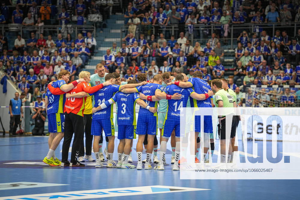 Daikin Handball Bundesliga, VfL Gummersbach MT Melsungen, 03 09 2025 VfL Gummersbach team before kick-off, Daikin Handball Bundesliga, VfL Gummersbach MT Melsungen, 03 09 2025, Schwalbe Arena, Gummersbach, Germany