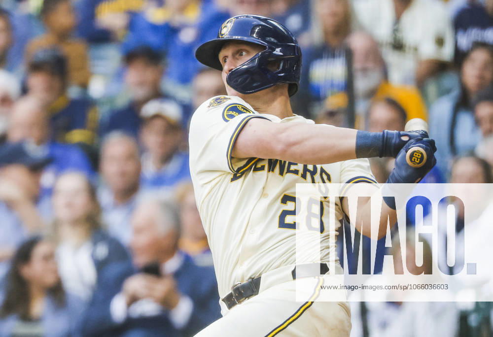Milwaukee Brewers first baseman Andrew Vaughn hits a double in the sixth inning of the MLB, Baseball Herren, USA game between the Philadelphia Phillies and the Milwaukee Brewers at American Family Field in Milwaukee, Wisconsin on Thursday, September. 4, 2025. MIL20250904820 TANNENxMAURY