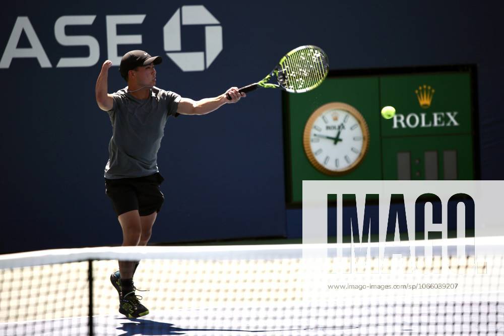 Sam shnowske vs thalita rodrigues in para standing t1, 1st round at us open tennis 2025. (spo) sam shnowske vs thalita rodrigues in para standing t1, 1st round at us open tennis 2025. September 4, 2025, new york, usa : american sam shnowske(in black cap & grey shirt) vs brazilian thalita rodrigues (in white cap & shirt) in para standing t1, 1st round of us open tennis 2025. Para standing tennis is the format for people with physical impairments who want to play tennis without using a wheelchair. This includes, but not limited to, people with limb loss, limb deficiencies, cerebral palsy, acquired brain injuries or people of short stature amid the 145th us open, which is one of four annual grand slam tennis tournaments, held in late august and early september on hard courts at the usta billie jean king national tennis center in flushing meadows, queens, new york. The tournament features men s, women s, and mixed singles and doubles championships, plus wheelchair events. It is run by the united states tennis association (usta) and is the final major tournament of the year. This 2025 tournament is celebrating the 75th anniversary of althea gibson breaking the color barrier, which is being honored with a special theme and artwork for the event. Credit: niyi fote thenews2 (Foto: Niyi Fote Thenews2 imago images) SPO