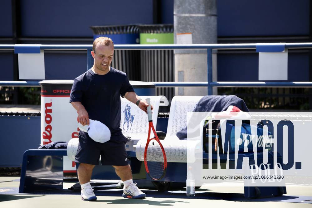 M. Groover vs l. Missen in para standing t2-4, 1st round at us open tennis 2025. (spo) m. Groover vs l. Missen in para standing t2-4, 1st round at us open tennis 2025. September 4, 2025, new york, usa : british m. Groover (in red shirt) vs australian l. Missen (in white cap with blue shirt) in para standing t2-4, 1st round of us open tennis 2025. Groover won the game. Para standing tennis is the format for people with physical impairments who want to play tennis without using a wheelchair. This includes, but not limited to, people with limb loss, limb deficiencies, cerebral palsy, acquired brain injuries or people of short stature amid the 145th us open, which is one of four annual grand slam tennis tournaments, held in late august and early september on hard courts at the usta billie jean king national tennis center in flushing meadows, queens, new york. The tournament features men s, women s, and mixed singles and doubles championships, plus wheelchair events. It is run by the united states tennis association (usta) and is the final major tournament of the year. This 2025 tournament is celebrating the 75th anniversary of althea gibson breaking the color barrier, which is being honored with a special theme and artwork for the event. Credit: niyi fote thenews2 (Foto: Niyi Fote Thenews2 imago images) SPO