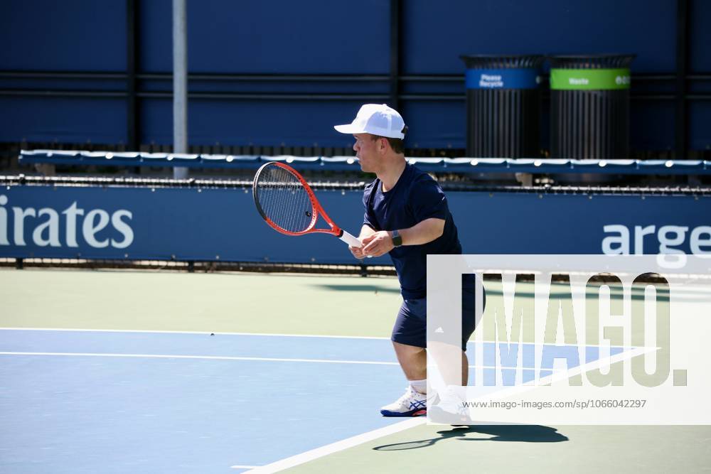 M. Groover vs l. Missen in para standing t2-4, 1st round at us open tennis 2025. (spo) m. Groover vs l. Missen in para standing t2-4, 1st round at us open tennis 2025. September 4, 2025, new york, usa : british m. Groover (in red shirt) vs australian l. Missen (in white cap with blue shirt) in para standing t2-4, 1st round of us open tennis 2025. Groover won the game. Para standing tennis is the format for people with physical impairments who want to play tennis without using a wheelchair. This includes, but not limited to, people with limb loss, limb deficiencies, cerebral palsy, acquired brain injuries or people of short stature amid the 145th us open, which is one of four annual grand slam tennis tournaments, held in late august and early september on hard courts at the usta billie jean king national tennis center in flushing meadows, queens, new york. The tournament features men s, women s, and mixed singles and doubles championships, plus wheelchair events. It is run by the united states tennis association (usta) and is the final major tournament of the year. This 2025 tournament is celebrating the 75th anniversary of althea gibson breaking the color barrier, which is being honored with a special theme and artwork for the event. Credit: niyi fote thenews2 (Foto: Niyi Fote Thenews2 imago images) SPO