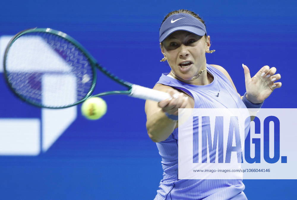 Amanda Anisimova hits a return to Naomi Osaka of Japan in the 1st set in a Women s semifinal match at the 2025 US Open Tennis Championship at the USTA Billie Jean King National Tennis Center in New York City on Thursday, September 4, 2025. NYP20250904913 JOHNxANGELILLO