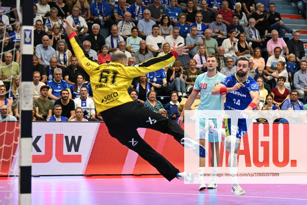 Teitur Einarsson VfL Gummersbach 14 vs Laszlo Bartucz MT Melsungen 61 GER, VfL Gummersbach vs MT Melsungen, Handball, Daikin 1 Bundesliga, Matchday 2, Season 2025 2026, Schwalbe Arena Gummersbach, 04 09 2025 GER, VfL Gummersbach vs MT Melsungen, Handball, Daikin 1 Bundesliga, Matchday 2, Season 2025 2026, Schwalbe Arena Gummersbach, 04 09 2025 Gummersbach