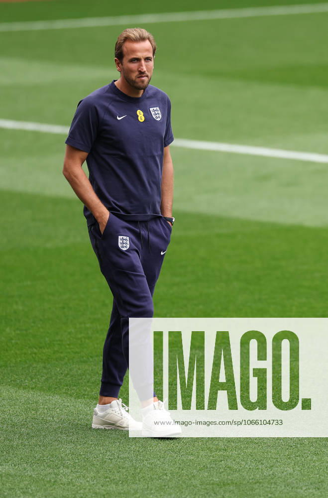 England v Andorra 2026 FIFA World Cup, WM, Weltmeisterschaft, Fussball Qualifiers Harry Kane of England Men inspects the pitch during the 2026 FIFA World Cup Qualifiers Group K match at Villa Park, Birmingham UK Newspapers OUT