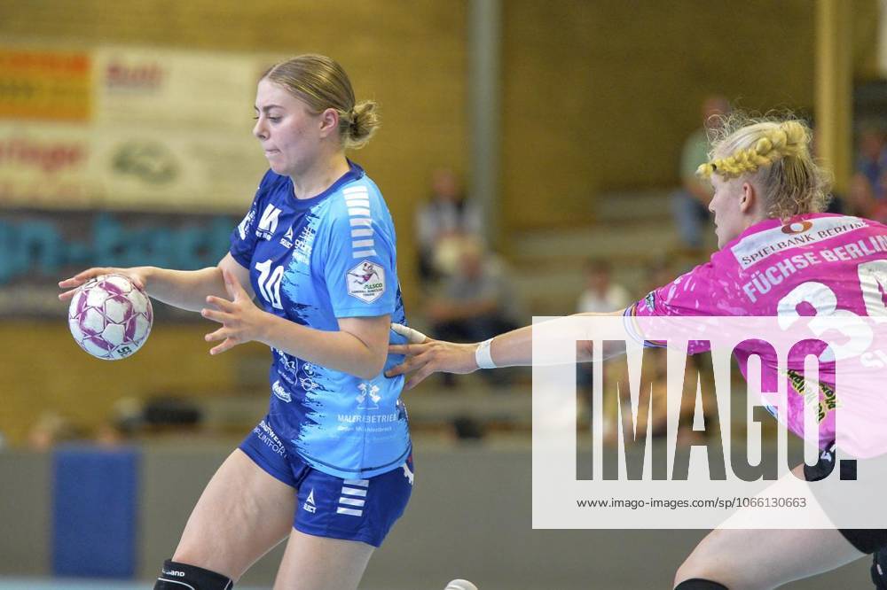 Jonna Schaube, rechts, im Kampf gegen Nathalie Julie Corsten, links, am Samstag, den 06.09.2025, im Spiel TuS Lintfort gegen Füchse Berlin in der Sporthalle Eyller Straße in Kamp-Lintfort. TuS Lintfort, blaue Trikots, spielt gegen Füchse Berlin, rosa Trikots, in der 2. Handball-Bundesliga der Frauen, Saison 2025 2026. Deutschland NRW Kamp-Lintfort