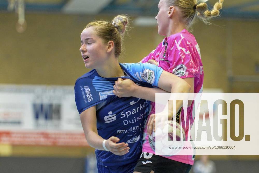 Alissa Katarina Werle, rechts, im Kampf gegen Alea Mattig, links, am Samstag, den 06.09.2025, im Spiel TuS Lintfort gegen Füchse Berlin in der Sporthalle Eyller Straße in Kamp-Lintfort. TuS Lintfort, blaue Trikots, spielt gegen Füchse Berlin, rosa Trikots, in der 2. Handball-Bundesliga der Frauen, Saison 2025 2026. Deutschland NRW Kamp-Lintfort