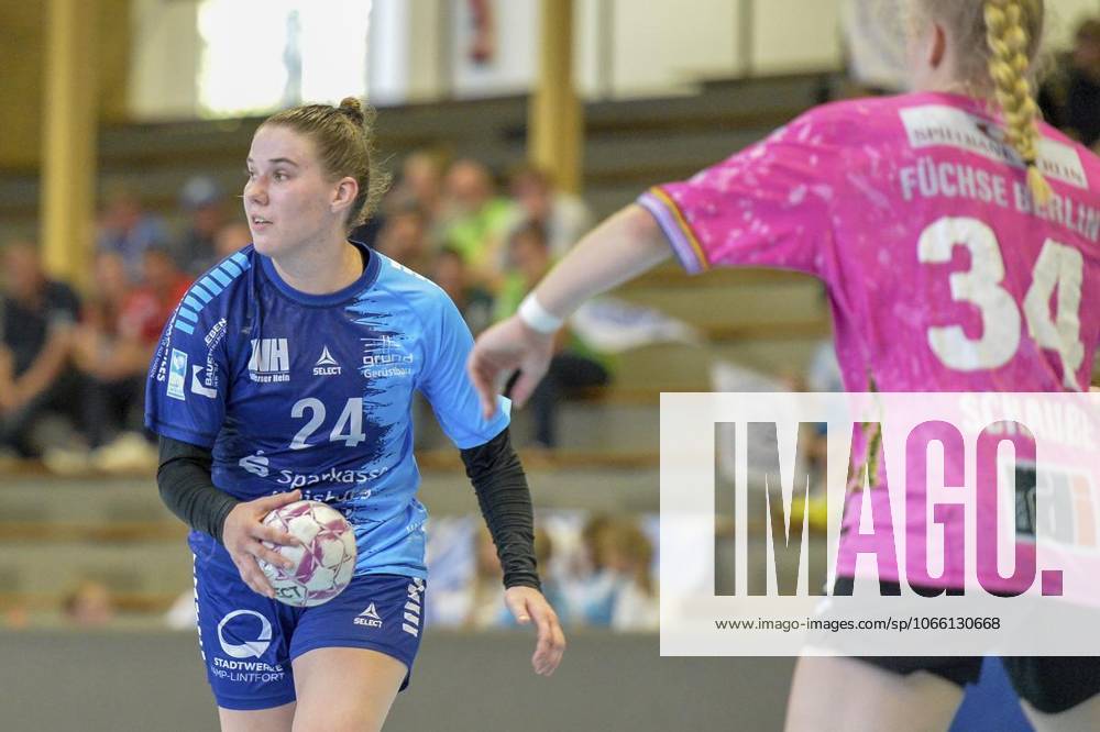 Jonna Schaube, rechts, im Kampf gegen Svenja Rottwinkel, links, am Samstag, den 06.09.2025, im Spiel TuS Lintfort gegen Füchse Berlin in der Sporthalle Eyller Straße in Kamp-Lintfort. TuS Lintfort, blaue Trikots, spielt gegen Füchse Berlin, rosa Trikots, in der 2. Handball-Bundesliga der Frauen, Saison 2025 2026. Deutschland NRW Kamp-Lintfort