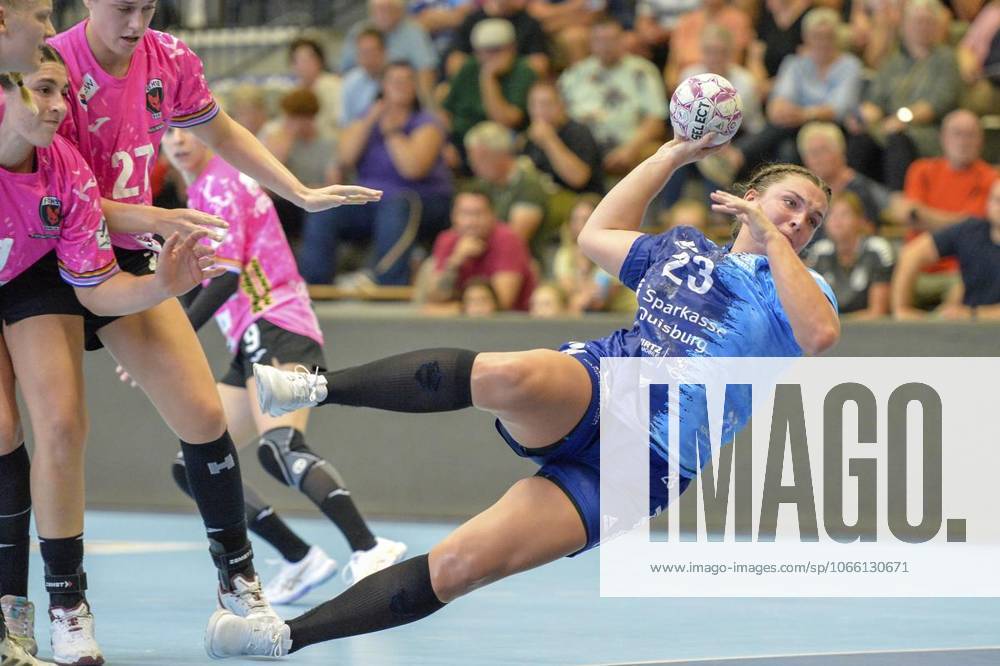 Jana Willing spielt am Samstag, den 06.09.2025, bei dem Spiel TuS Lintfort gegen Füchse Berlin in der Sporthalle Eyller Straße in Kamp-Lintfort. TuS Lintfort, blaue Trikots, spielt gegen Füchse Berlin, rosa Trikots, in der 2. Handball-Bundesliga der Frauen, Saison 2025 2026. Deutschland NRW Kamp-Lintfort