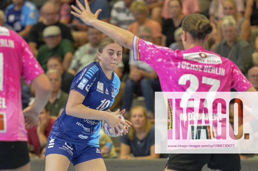 Nomi in de Braekt, rechts, im Kampf gegen Nathalie Julie Corsten, links, am Samstag, den 06.09.2025, im Spiel TuS Lintfort gegen Füchse Berlin in der Sporthalle Eyller Straße in Kamp-Lintfort. TuS Lintfort, blaue Trikots, spielt gegen Füchse Berlin, rosa Trikots, in der 2. Handball-Bundesliga der Frauen, Saison 2025 2026. Deutschland NRW Kamp-Lintfort