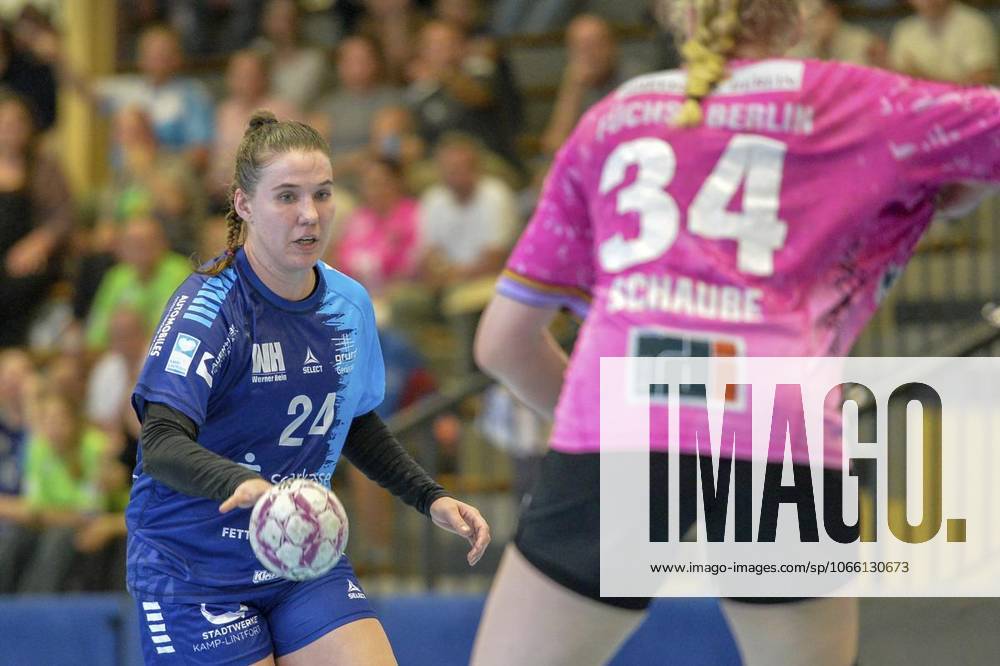 Jonna Schaube, rechts, im Kampf gegen Svenja Rottwinkel, links, am Samstag, den 06.09.2025, im Spiel TuS Lintfort gegen Füchse Berlin in der Sporthalle Eyller Straße in Kamp-Lintfort. TuS Lintfort, blaue Trikots, spielt gegen Füchse Berlin, rosa Trikots, in der 2. Handball-Bundesliga der Frauen, Saison 2025 2026. Deutschland NRW Kamp-Lintfort