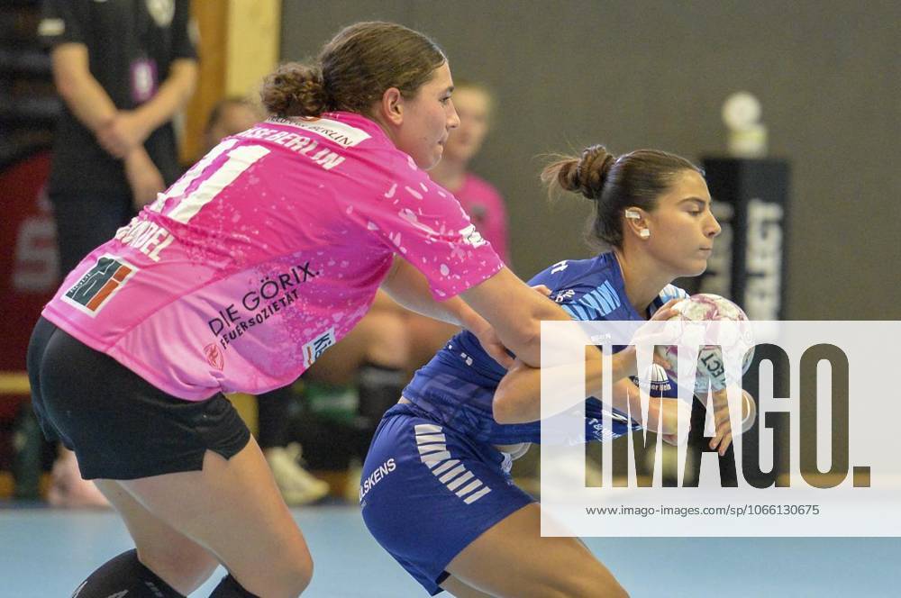 Sidney Lupisella, rechts, im Kampf gegen Lucy Gündel, links, am Samstag, den 06.09.2025, im Spiel TuS Lintfort gegen Füchse Berlin in der Sporthalle Eyller Straße in Kamp-Lintfort. TuS Lintfort, blaue Trikots, spielt gegen Füchse Berlin, rosa Trikots, in der 2. Handball-Bundesliga der Frauen, Saison 2025 2026. Deutschland NRW Kamp-Lintfort